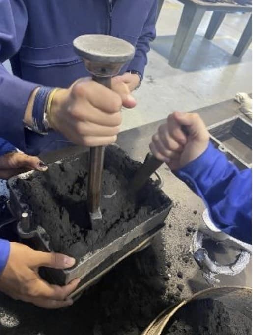 Raw cast part (pièce brute) and feed channel (canal de coulée) — straight out of the sand mould